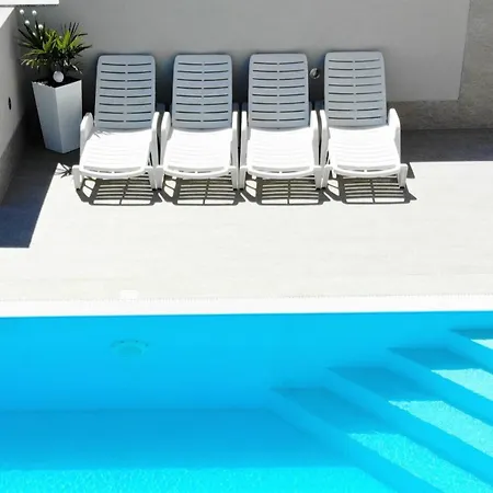 Bezaubernde Mit Gemeinsamem Pool * Privlaka (Zadar)