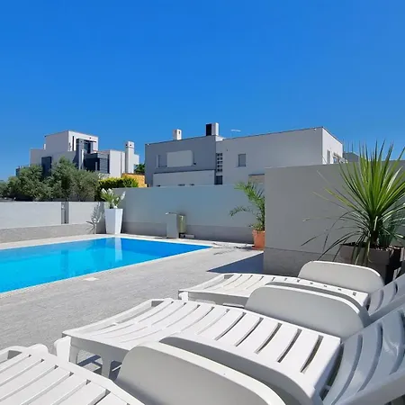 Bezaubernde Mit Gemeinsamem Pool Apartment *